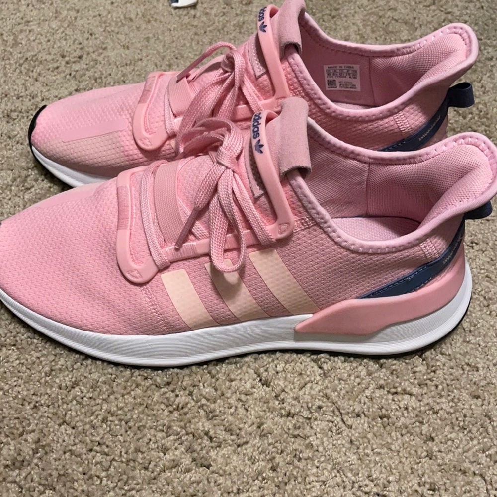 Super cute and comfy adidas shoe